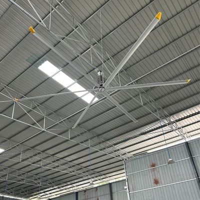 20FT Βιομηχανικός ανεμιστήρας οροφής HVLS Sliver Grey Προσαρμοσμένη υποστήριξη ODM για αγροκτήματα ζώων αγελάδας Δωρεάν λύση συντήρησης