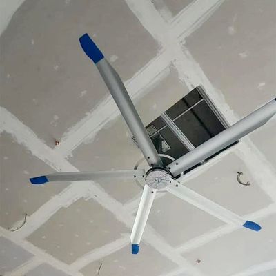 Καλή τιμή. Εφαρμογή μεγάλων βιομηχανικών ανεμιστήρων οροφής στο εσωτερικό του κέντρου αθλητισμού μπάσκετ σε απευθείας σύνδεση